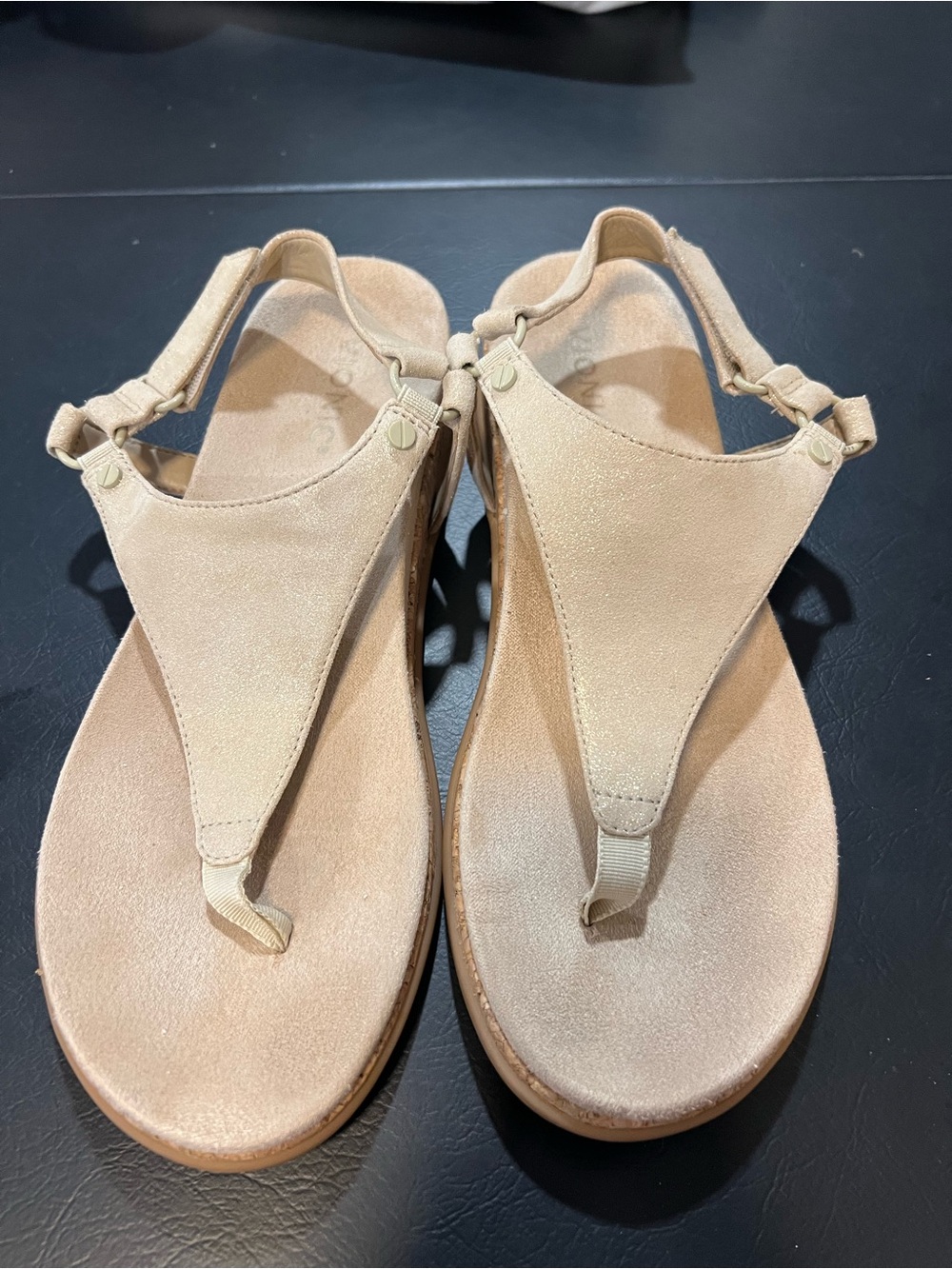 Vionic Kirra II Champagne Gold Leather Thong Sandals Women’s Size 8.5